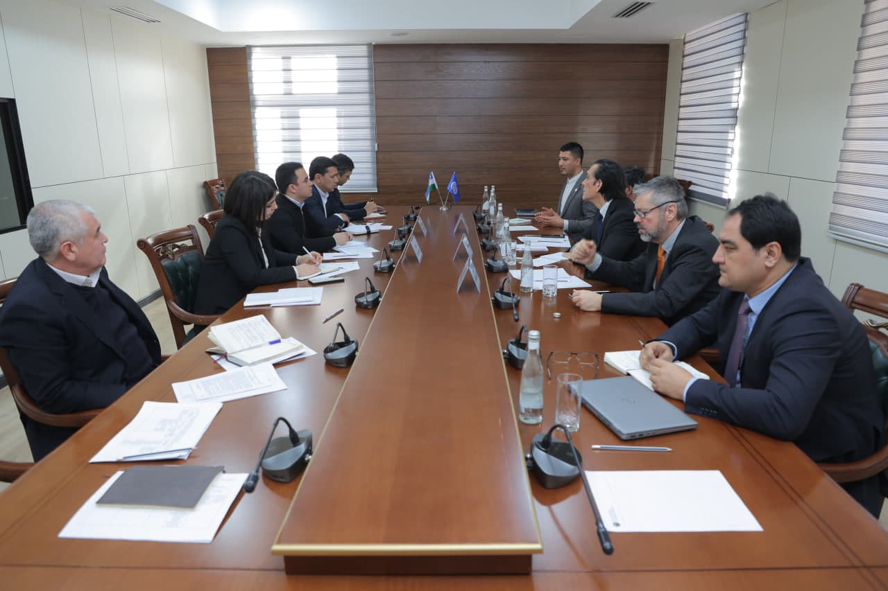 Камбағалликни қисқартириш ва бандлик вазирлигида Давлат меҳнат инспекцияси раҳбар ва ходимлари, Халқаро меҳнат ташкилотининг экспертлари ҳамда “Беттер Work” дастурининг мамлакатимиздаги вакиллари билан учрашув бўлиб ўтди.